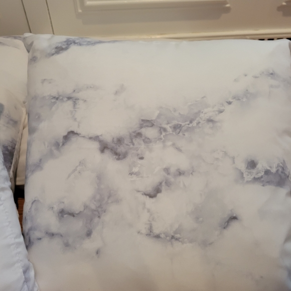 18 x 18 marble throw pillows x4 - Picture 4 of 4